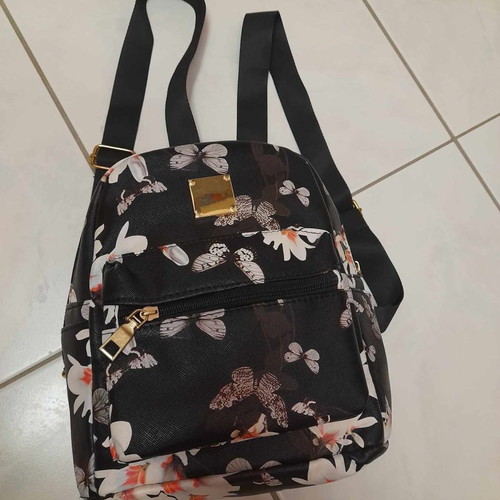 Backpack black floral in like new condition, shoulder bag
