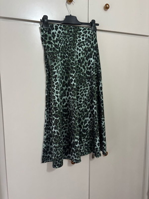 See U Soon skirt like new, satin texture, multicolor, size S