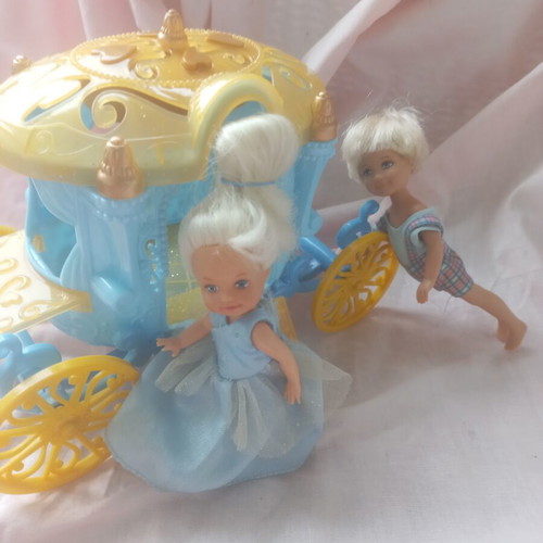 Cinderella Princess Carriage vintage playset with 2 mini dolls like new