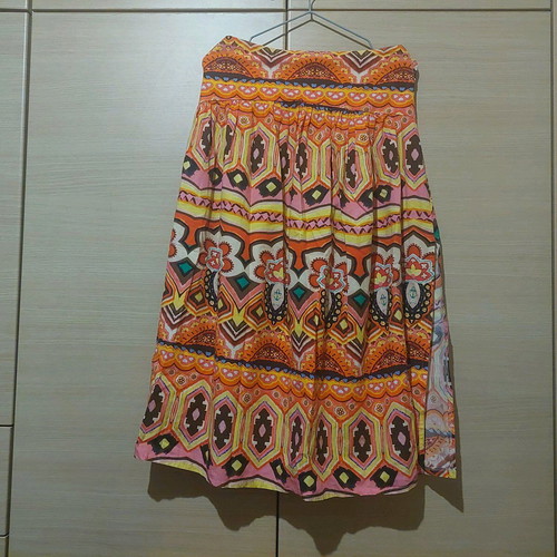Vintage midi colorful skirt with rips like new, size Medium/Large