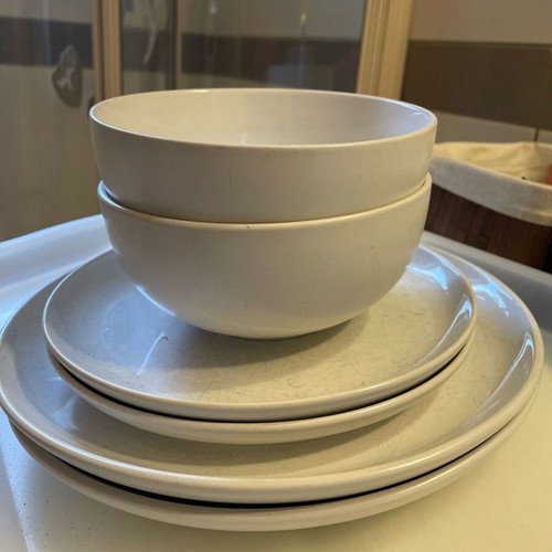 Dinnerware set used, 6 pieces including plates and cereal bowls