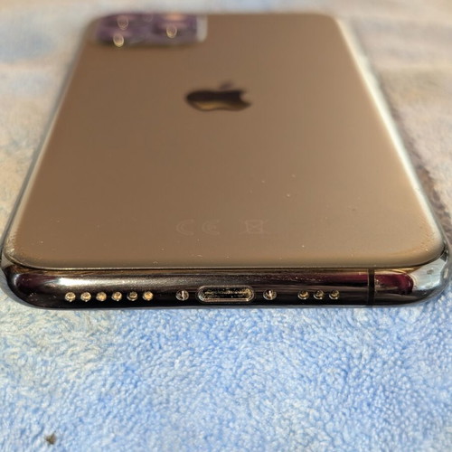 Housing iPhone 11 Pro Max like new with charging cable and wireless coil
