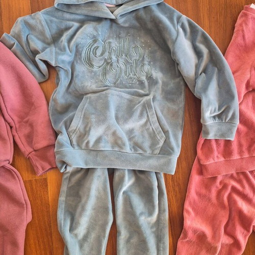 Children's tracksuit sets like new, 4 pieces for ages 3-4