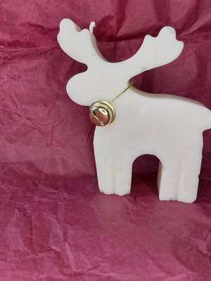 Christmas reindeer candle with cinnamon roll scent new