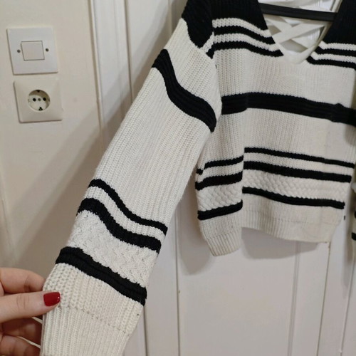 Knitted crop pullover used with unique back size M