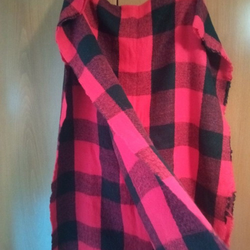 Red checked scarf like new, long and wide, very soft and warm