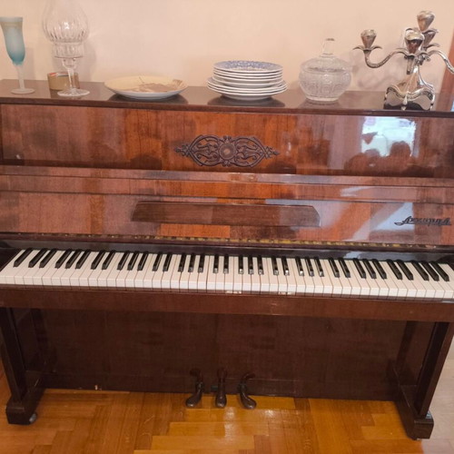 Akkopq Piano like new with three pedals