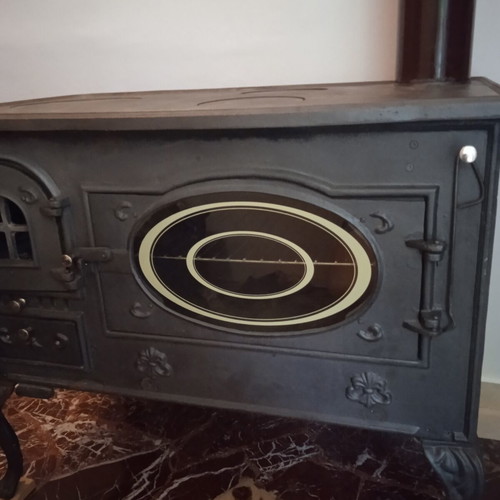 Cast iron stove used with accessories, dimensions 87x51x70 cm