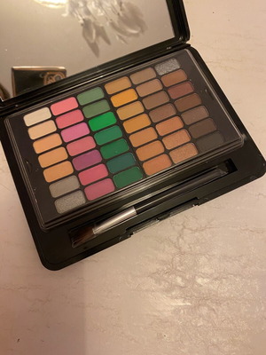 Eyeshadow palette new with mirror, all colors included
