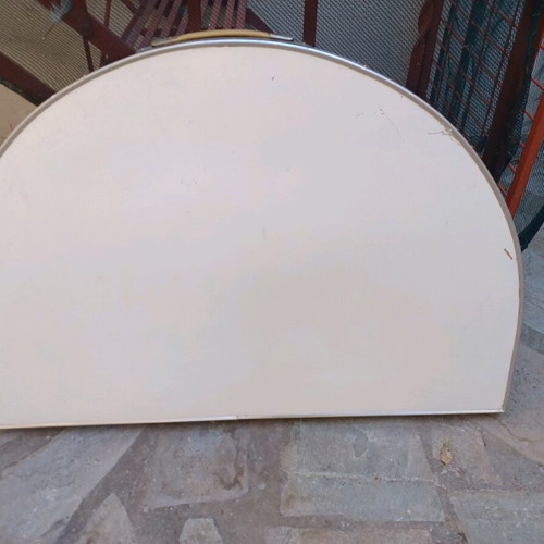 Outdoor folding table like new, metal construction, seats 6