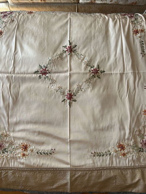 Tablecloth like new 1.30 x 1.30 without damage