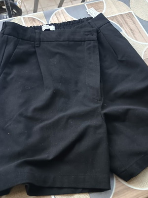 Bershka ψηλόμεσο σορτς σε μαύρο, μέγεθος L