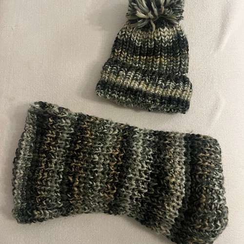 American Eagle hat and scarf like new, multicolored