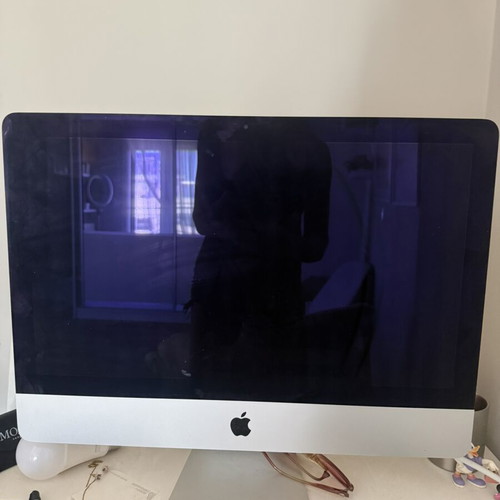 Apple iMac 21.5” 2019 with original keyboard, mouse and power cable