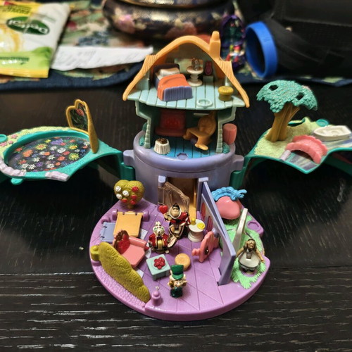 Polly Pocket Alice in Wonderland used Disney set with figures