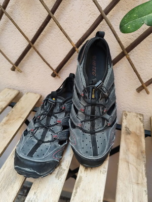 Hi-Tec M-D Traction outdoor caged sandals size 42, grey