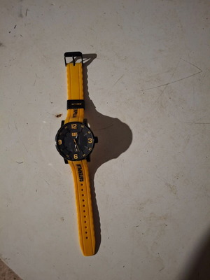Caterpillar CAT Bold 46 Date NJ16127137 watch like new with yellow silicone strap