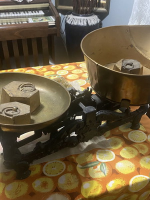 Roberval kitchen scale vintage with bronze weights like new
