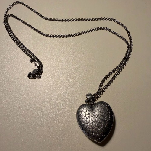 Heart pendant like new, long with chain and small pearls silver