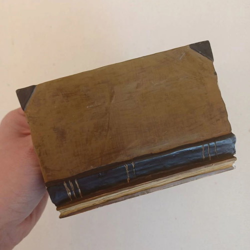 Vintage letter holder made of polyester resin