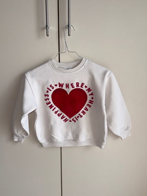 Zara sweatshirt with heart used, size 116 cm