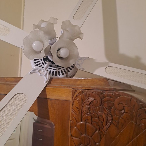 Ceiling fan vintage white with 4 glass flower lights like new
