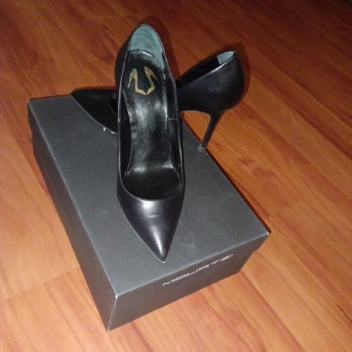Mourtzi pumps like new, black leather size 37