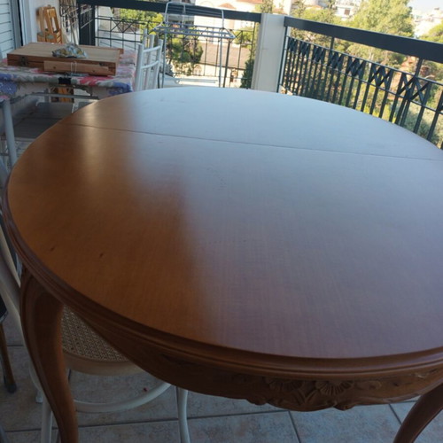 Wooden dining table like new, extendable 1.5-2m
