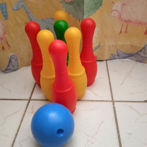 Children's bowling set like new, 7 pins and 1 ball