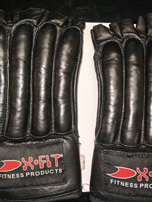 Leather punching bag gloves cut black like new, Small