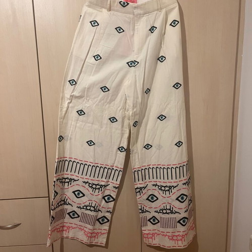 Karavan summer white pants with embroidered eyes, size Large