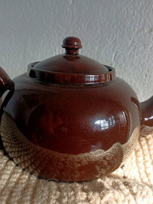 Английски чайник от керамика като ново, кафяв