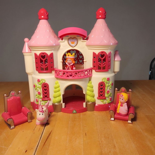 Elc Princess Castle like new with 3 figures and 2 chairs