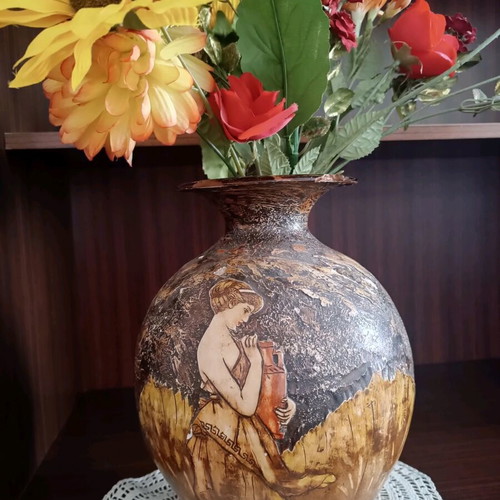 Decorative ceramic vase used with Ikaros motif