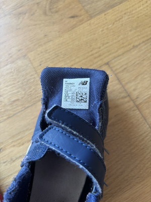Παιδικά παπούτσια New Balance νούμερο 27,5 σαν καινούργια με μικρή αποκόλληση μπροστά