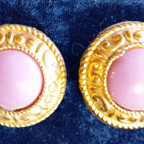 Gold-plated earrings used with pink stone and clips