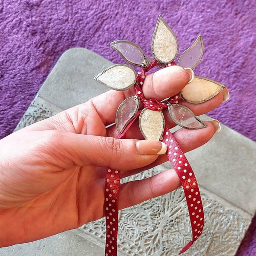 Brooch with mother-of-pearl leaves and ribbon