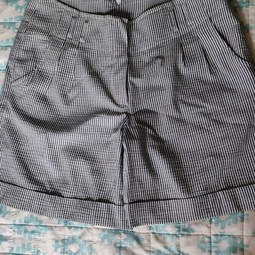 Raxevsky small summer bermuda like new with Sarah belt white and blue
