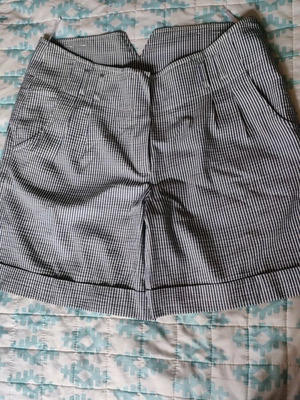 Raxevsky small summer bermuda like new with Sarah belt white and blue