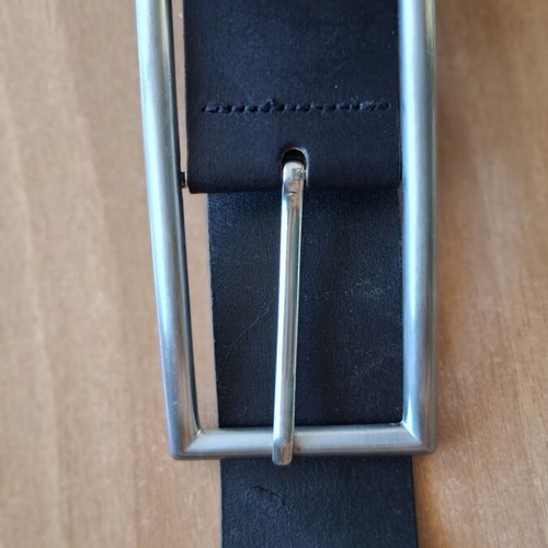 Benetton black leather belt like new with wide buckle