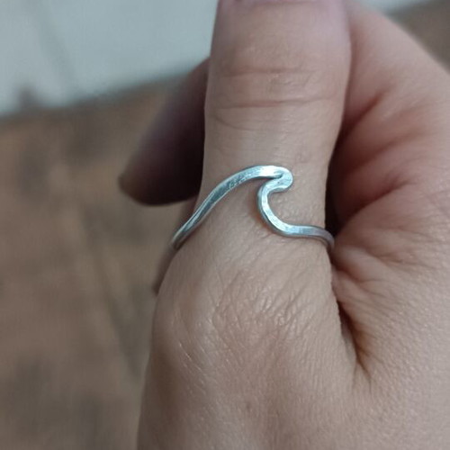 Wave ring adjustable, handmade from aluminum wire, silver color