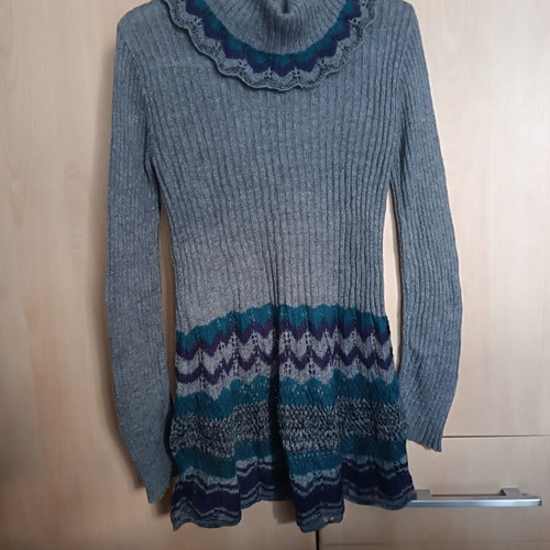 Knitted dress like new, size M, gray with petrol and purple patterns