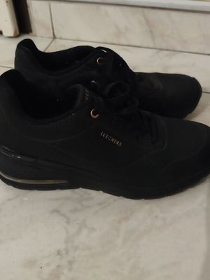 Γυναικεία αθλητικά παπούτσια Skechers νούμερο 39.5 σαν καινούργια, μαύρα