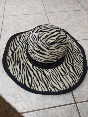 Carnival hat zebre like new