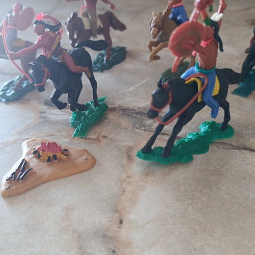 Plasty set of 6 Indian horsemen figures and 1 campfire