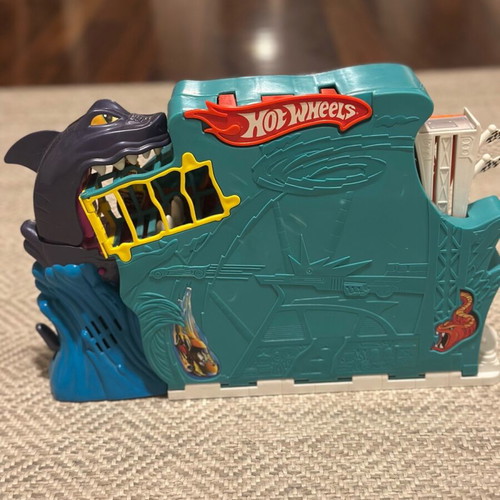 Mattel Hot Wheels Hw Shark Attack P3893 like new