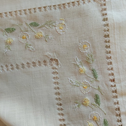 Tablecloth 170×270 new with embroidery and 12 napkins