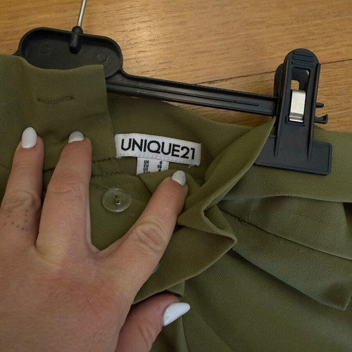 Unique21 women's shorts with belt like new, khaki green