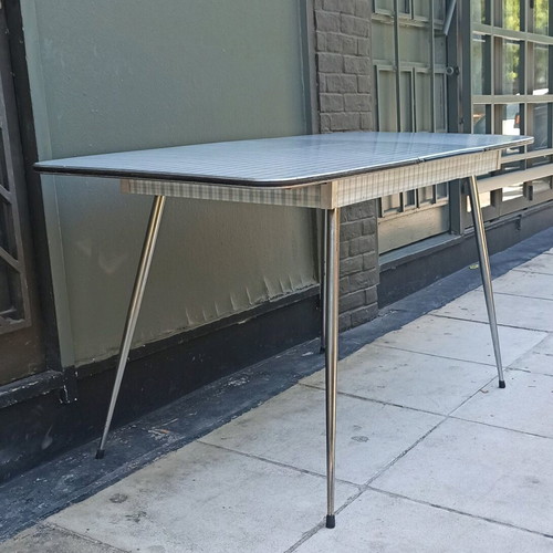 Formica dining table foldable with metal legs like new