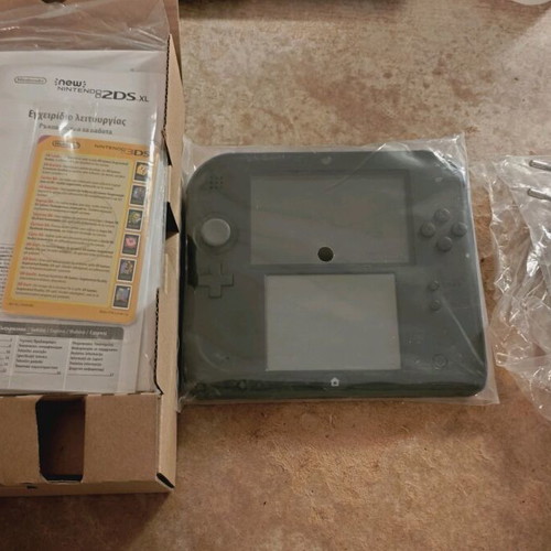 Nintendo 2DS like new with pre-installed Mariokart7 and accessories